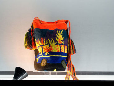 Camilo Sandoval, „Mochilas“; Ausstellungsparcours