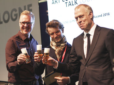 Thomas Deloy, Geschäftsleitung Marketing Privatbrauerei Gaffel, Gaffel-Glas-Gestalter und Preisträger Andy Kassier (KHM), Daniel Hug, Leiter der Art Cologne (Foto: Simon Rupieper)