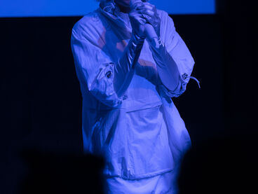 Herzen Blau, Performance von Jojo Sélavy