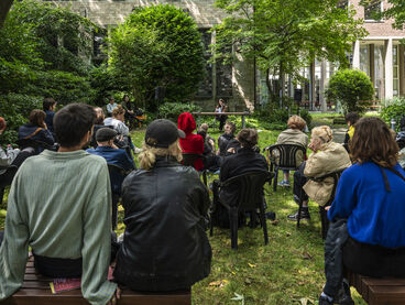 Lesungen im Garten/Bibliothek