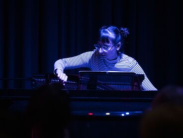 Professor Cheng, Performance von Heike Geltsch und Helen Korkmaz