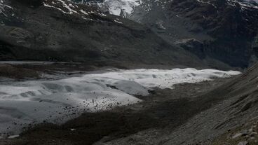 Mountains are falling down documentary; experimental; mountains; avalanches; photography; stories; glaciers; gletscher; essay