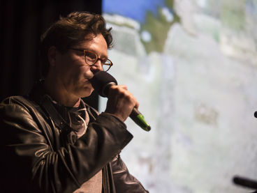 Achim Mohné präsentiert die Kunstaktion "Remotewords"