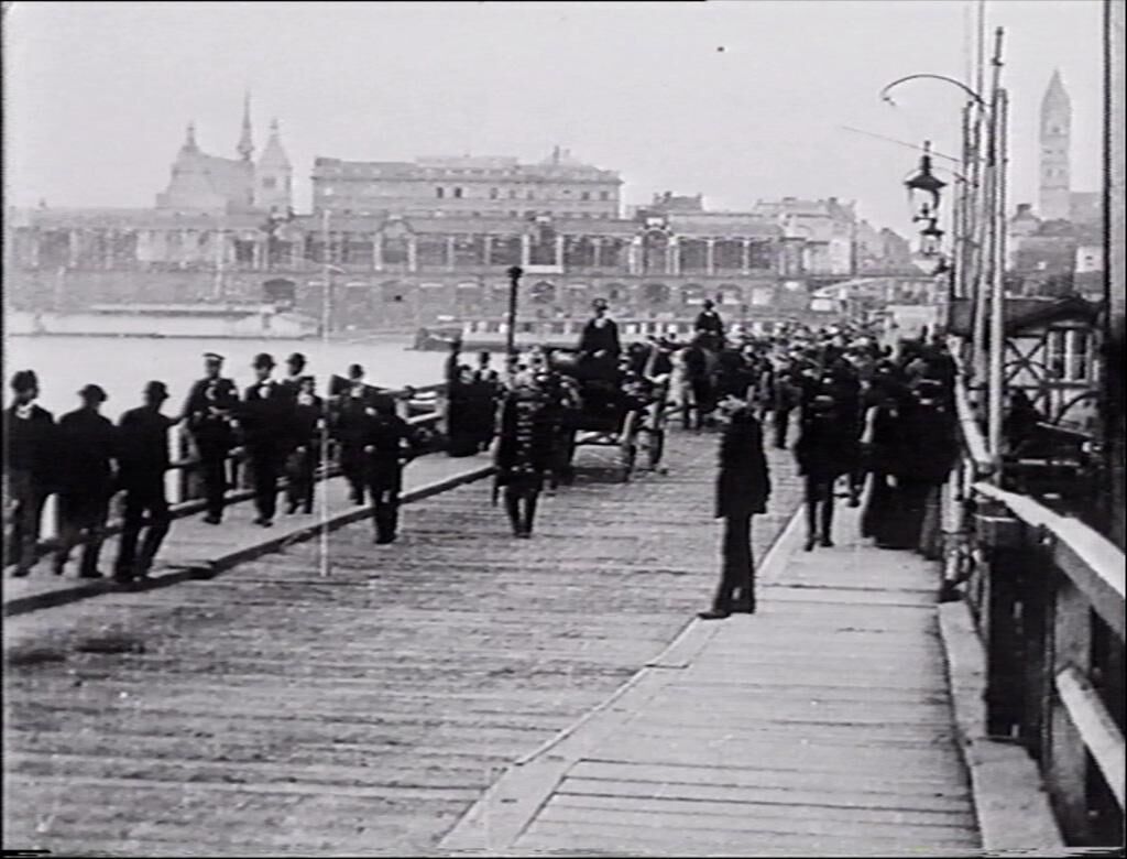 Cover image of the project 1896 Lumière vs 2008 Suna in Cologne