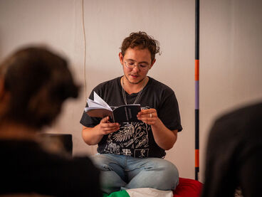 João Flore Carvalho – AS WE SAT TOGETHER IN A DARK ROOM (Diplom), Lesung João Flore Carvalho – AS WE SAT TOGETHER IN A DARK ROOM (Diplom), Lesung