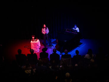 Professor Cheng, Performance von Heike Geltsch und Helen Korkmaz