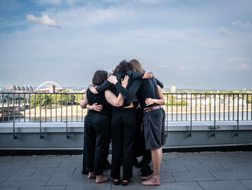 Raika Er – TO HOLD WHAT BREAKS (Diplom), Performance