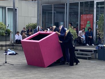 Wissen wir, wohin das führt: Performance von Anan Ashour (Innenhof)