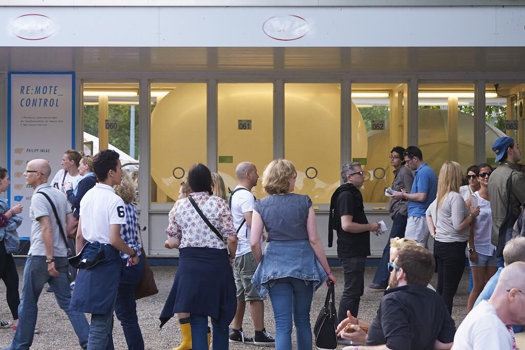 Gallery image of the project Bis (all) es platzt!