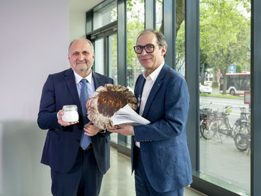 Brot und Salz fürs neue Heim: Von Hans Peter Wollseifer an Mathias Antlfinger