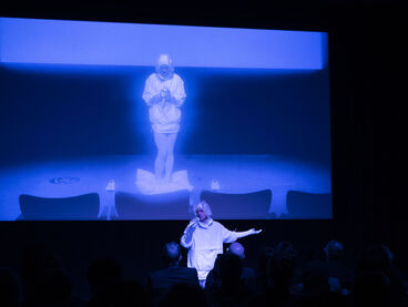 Herzen Blau, Performance von Jojo Sélavy
