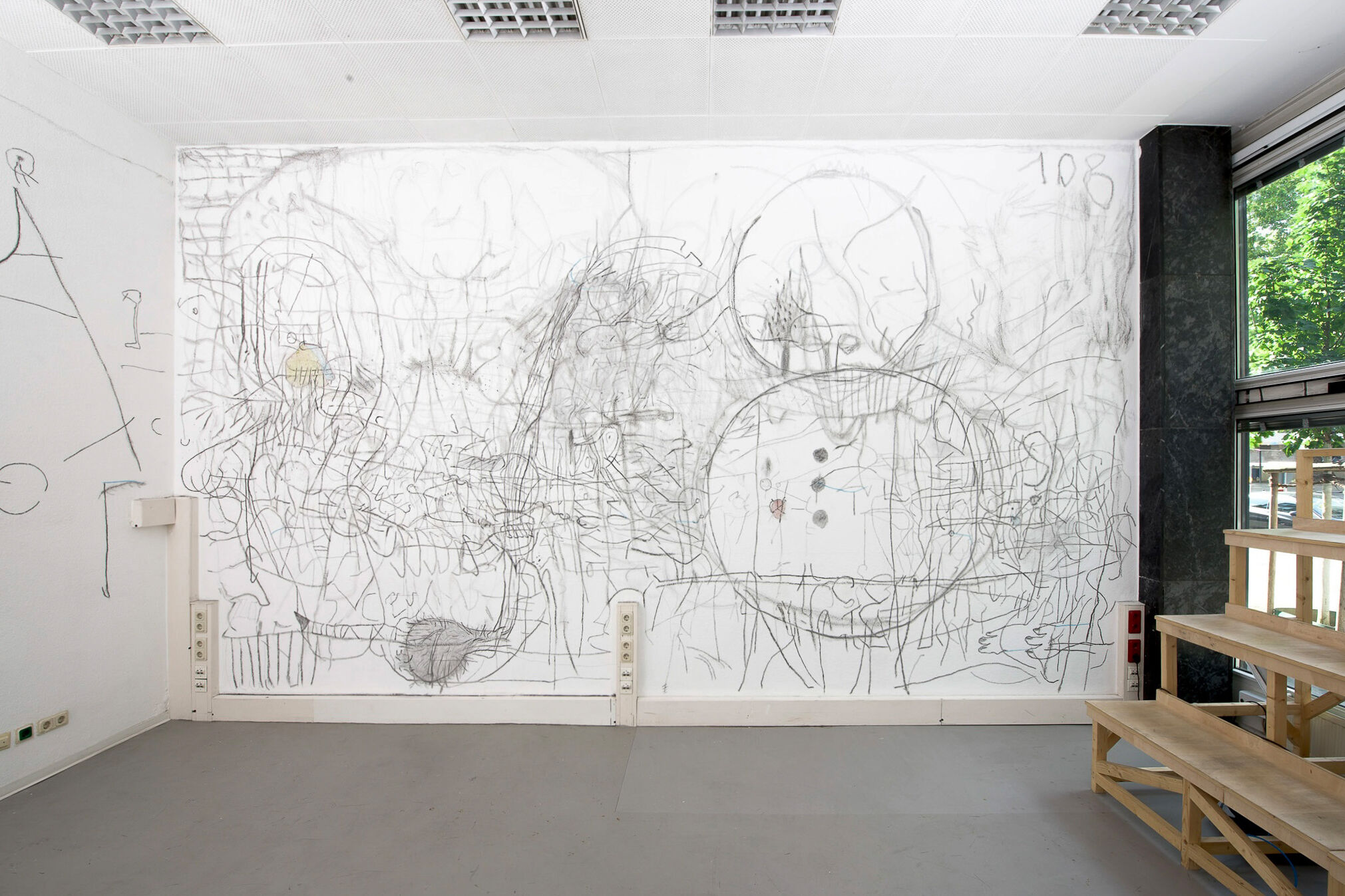 Jeongan Choi, Numbers and Inflammation, 2025, Conté und Graphit auf Wand, variable Größe