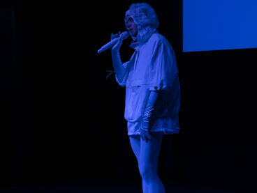 Herzen Blau, Performance von Jojo Sélavy