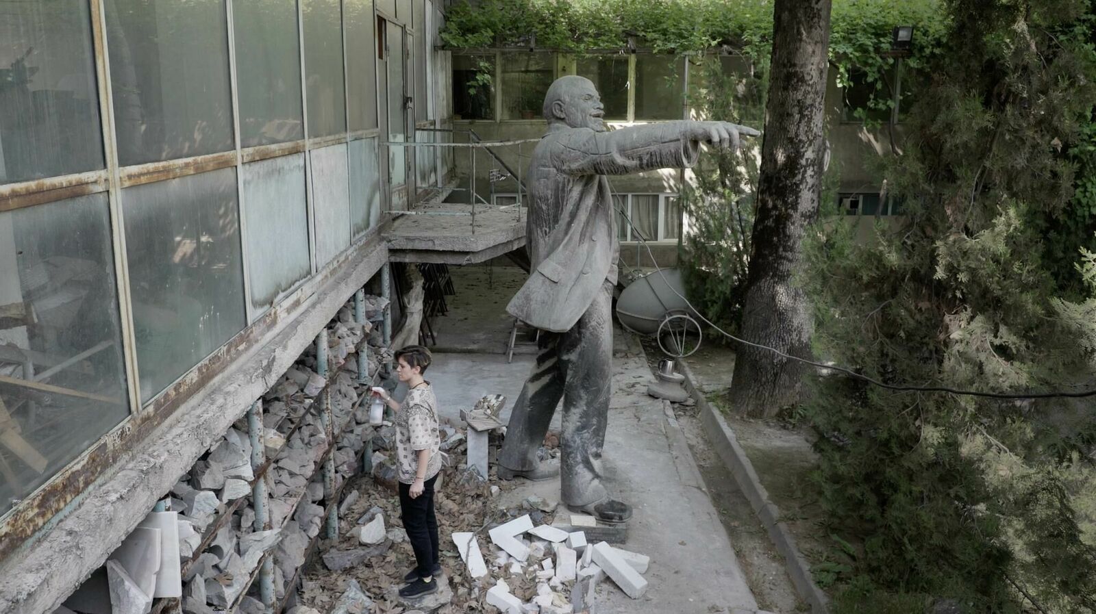 Cover image of the project Elbows in Shatters